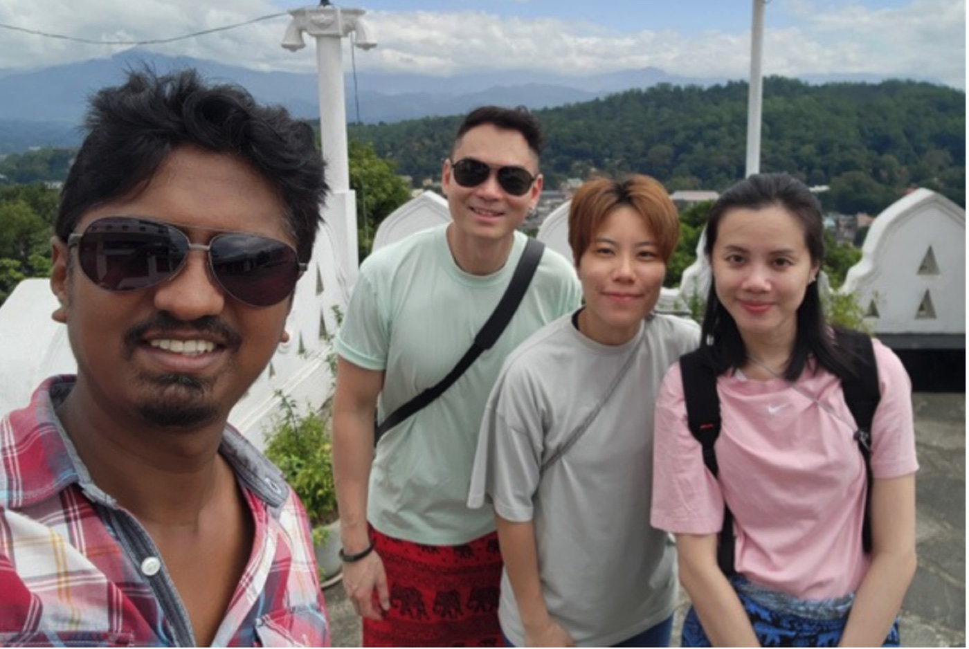 観光地を訪れた旅行グループとドライバー